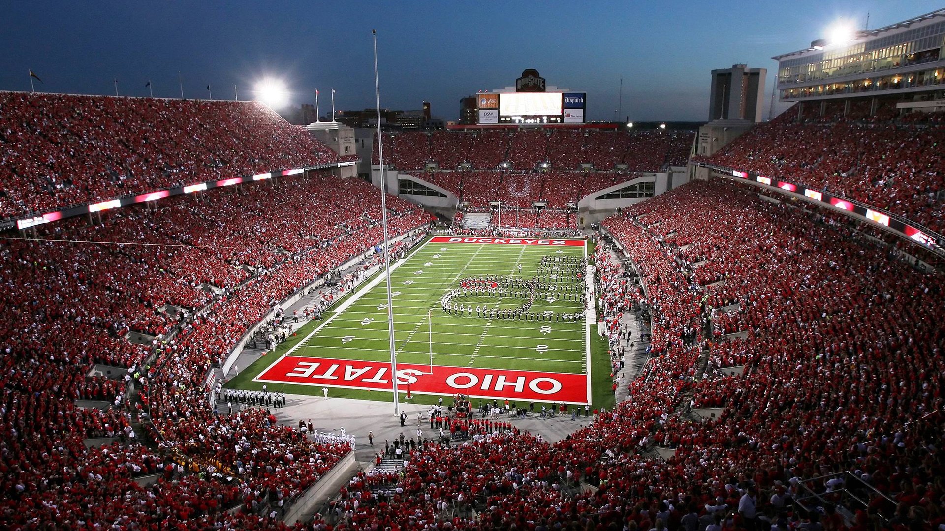 同一天空下，足球的两种面孔